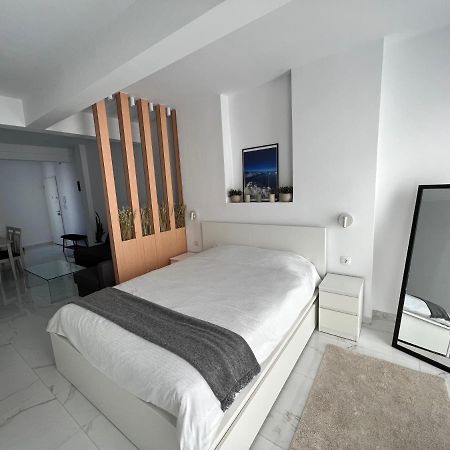Modern 1-Bedroom Apartment In The City Center Солун Екстериор снимка