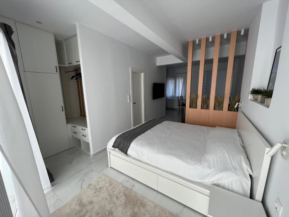 Modern 1-Bedroom Apartment In The City Center Солун Екстериор снимка