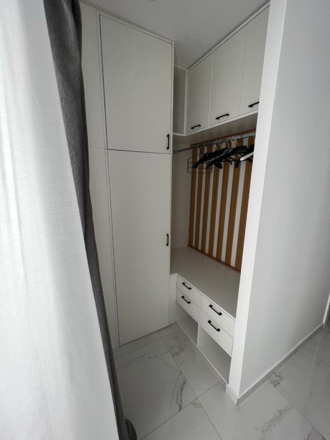 Modern 1-Bedroom Apartment In The City Center Солун Екстериор снимка