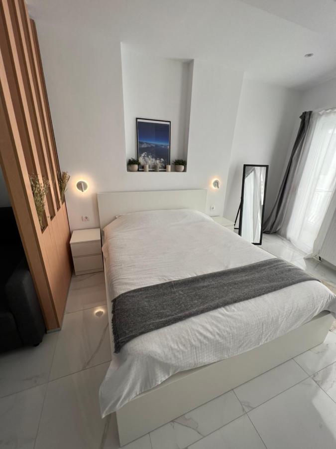 Modern 1-Bedroom Apartment In The City Center Солун Екстериор снимка