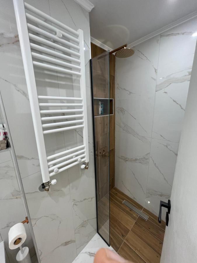 Modern 1-Bedroom Apartment In The City Center Солун Екстериор снимка