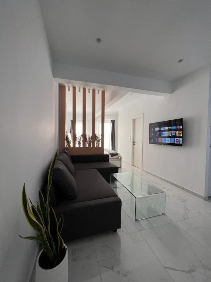Modern 1-Bedroom Apartment In The City Center Солун Екстериор снимка