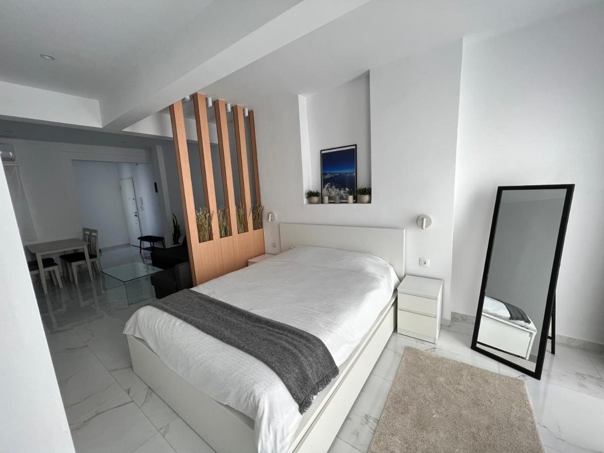 Modern 1-Bedroom Apartment In The City Center Солун Екстериор снимка