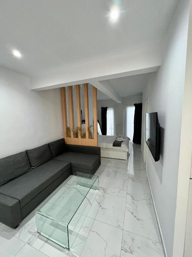 Modern 1-Bedroom Apartment In The City Center Солун Екстериор снимка
