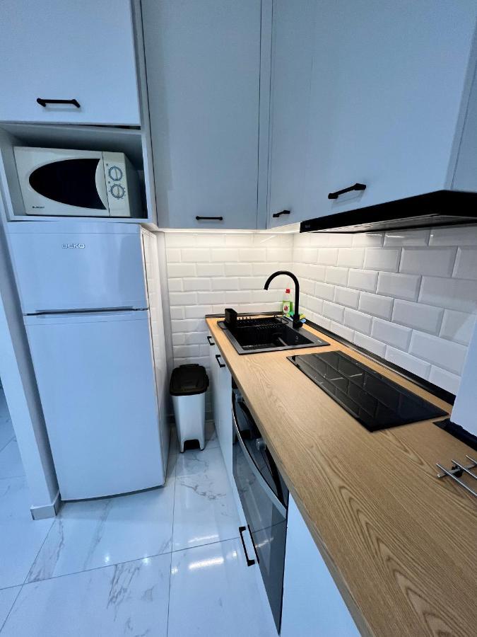 Modern 1-Bedroom Apartment In The City Center Солун Екстериор снимка